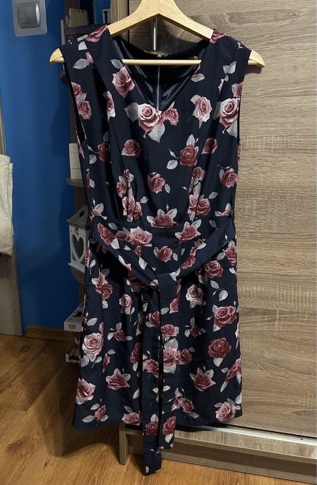 Sukienka w kwiaty róże