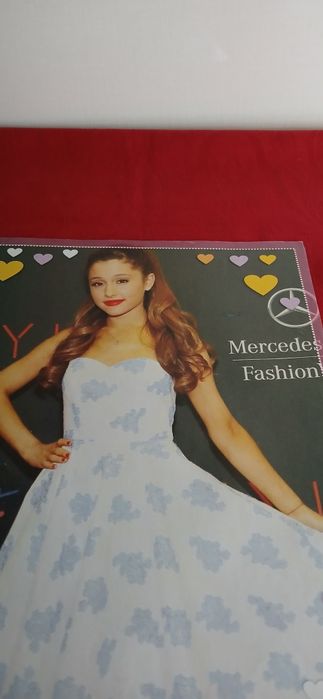 Poster Ariana Grande,  novo