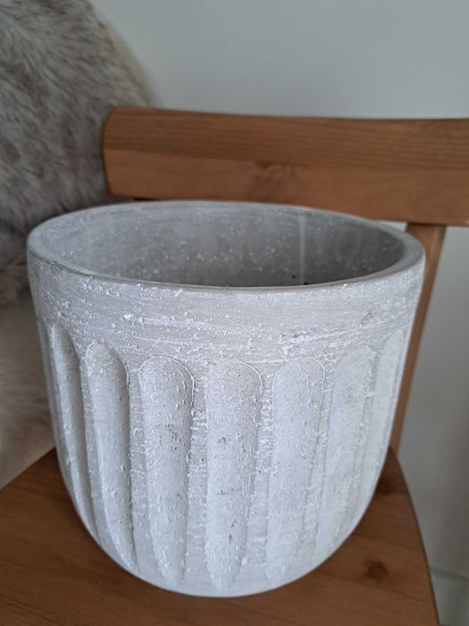 Nowa biało-szara doniczka osłonka cement? ceramika? beton?