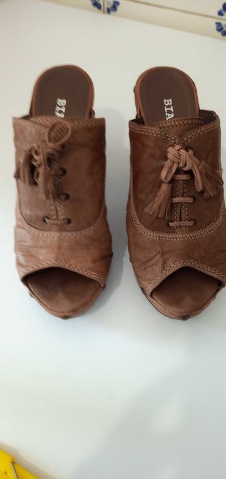 Vendo sandálias em pele em tom castanho com tacão em madeira 20€