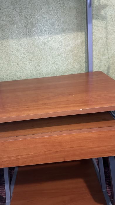 Компʼютерний стіл-парта з надбудовою та полицею для клавіатури