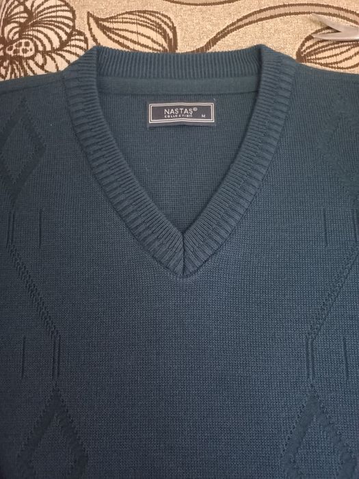 Мужской свитер с V-образным вырезом