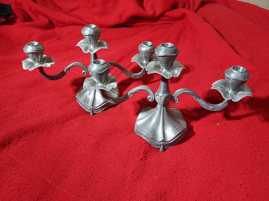 Dois candelabros de três braços