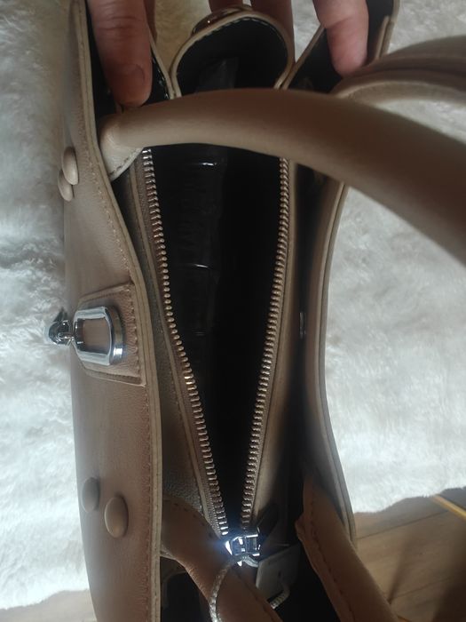 Nowa torebka Guess beżowa nude elegancka shopper kuferek stan idealny