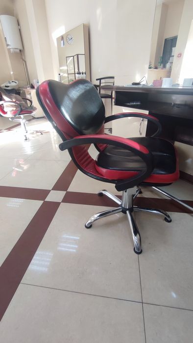 Продам перукарське крісло