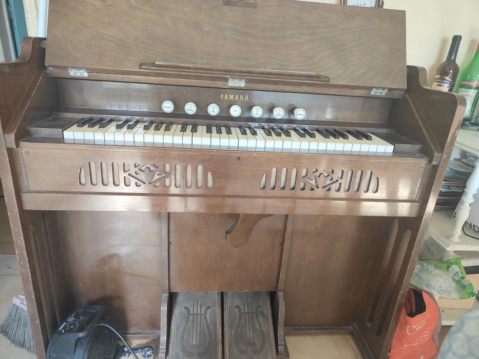 Orgão e radio antigos