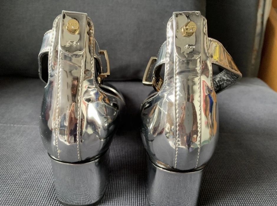 Sapatos prateados da Max&Co