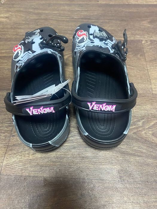 Кроксы crocs x venom