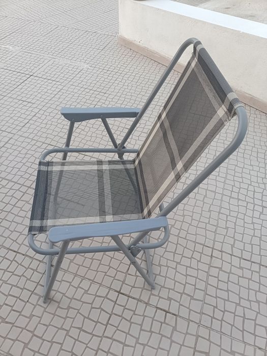 Mesa c/ 6 cadeiras cinzentas, de exterior