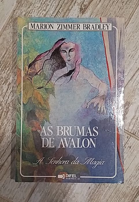 Livros variados em bom estado.