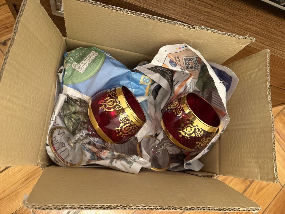 Calices antigos vermelhos e dourados