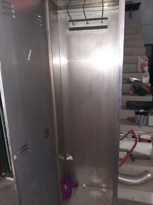 Armario para vassouras e produtos limpeza