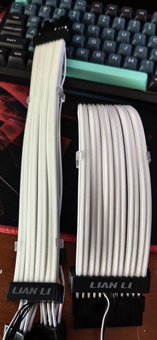 Lian-Li Strimer Plus V2 (24 pin e 2x8 pin)