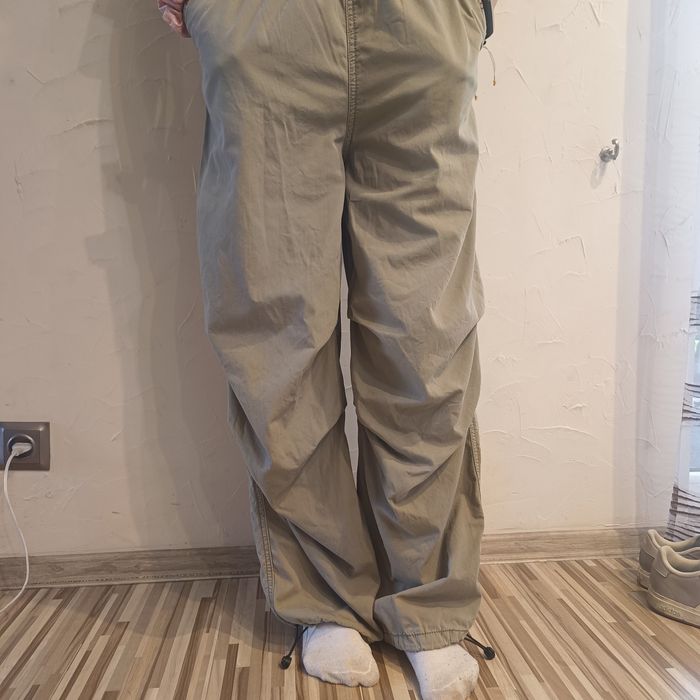 Luźne spodnie HM XS. typu parachute / cargo, beżowe khaki.