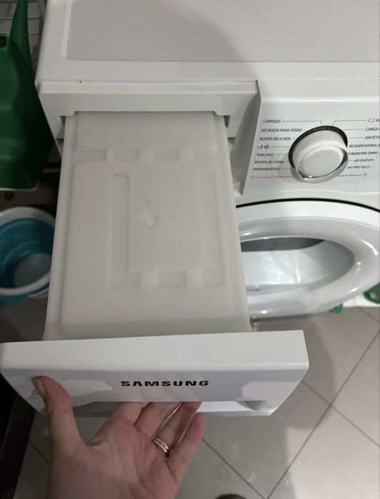 Máquina se secar roupas Samsung com resercatório