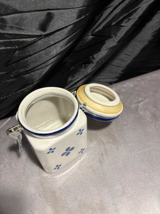 Ceramiczny pojemnik kuchenny z zamknięciem – biało-kobaltowy