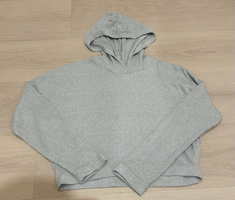 Cienki sweterek z kapturem