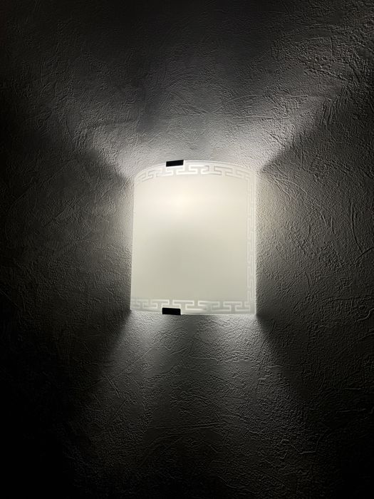 Світильник білого кольору