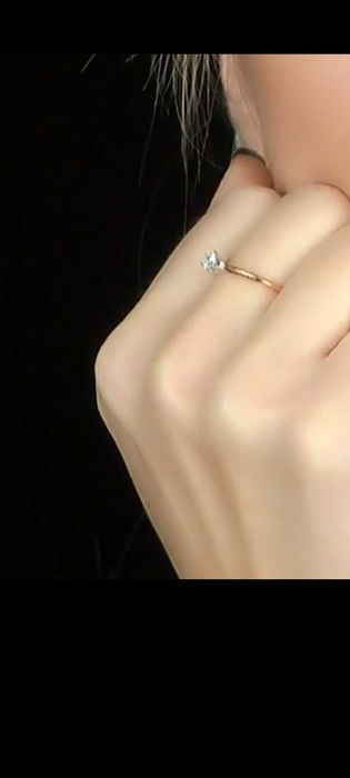 Золота каблучка з діамантом