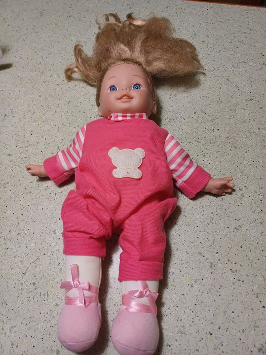 Kołyska plus lalka interaktywna.