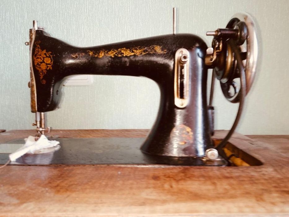 Продаю швейную машину