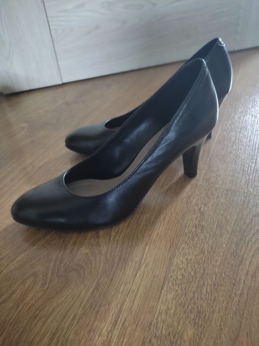 Buty na obcasie szpilki Stan bdb Lasocki
Skórzane szpilki
Stan bardzo