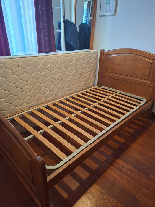 Cama de solteiro em pinho mel maciço com  estrado de ripas e colchão em estado novo