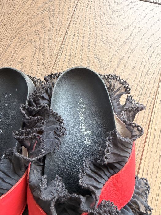 Czerwone buty z koronkową falbanką