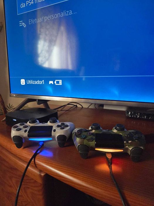 PlayStation 4 Pro 1TB (Branca) + 2 Comandos + 10 Jogos