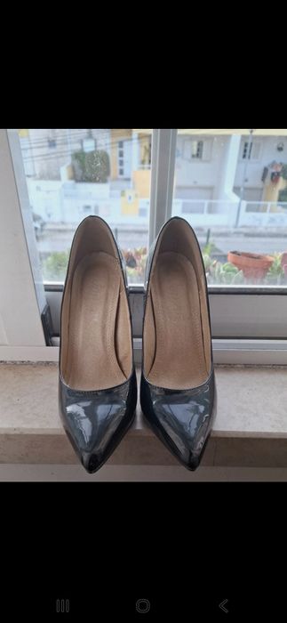 Sapatos salto alto classicos vinil preto