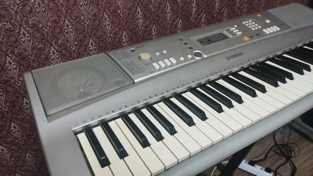 Синтезатор YAMAHA PSR E-303