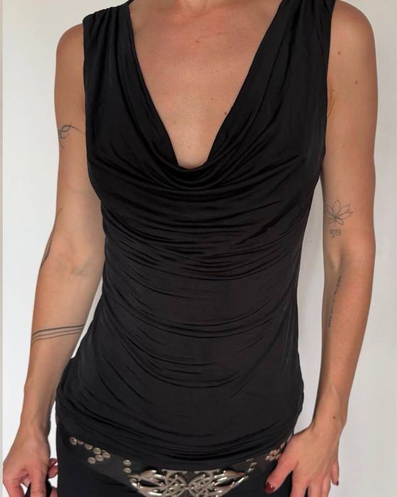 Топ з драпіруванням у стилі y2k