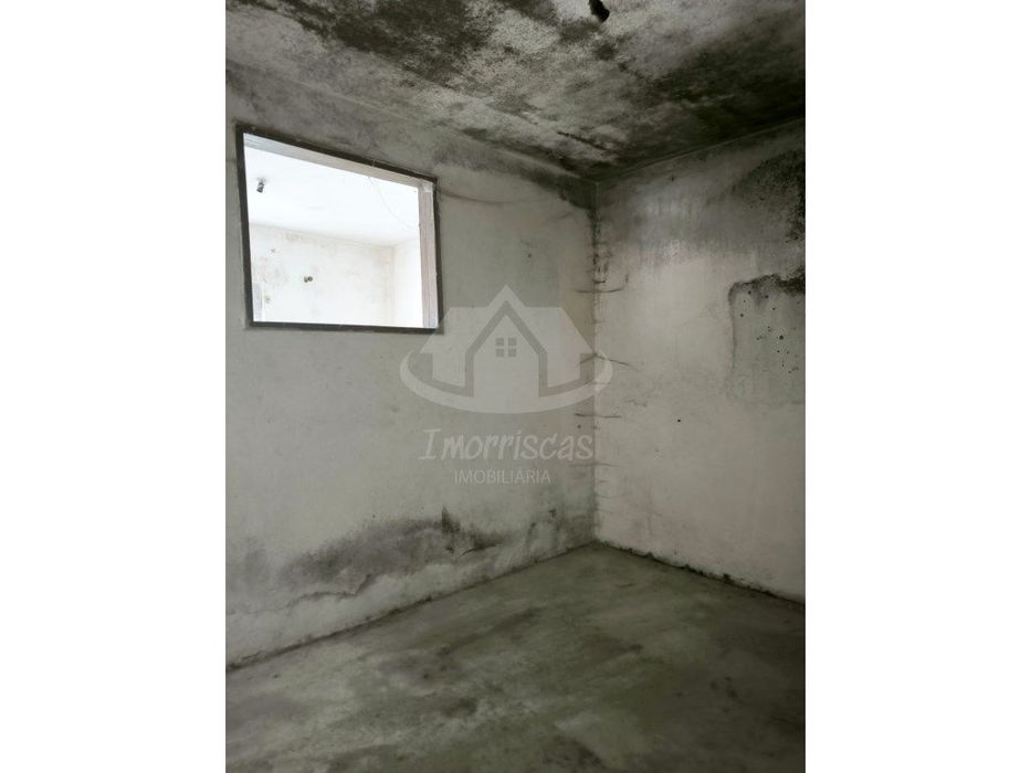 Prédio de 2 pisos para remodelação no Bairro de São João em Camarate