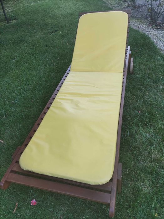 Espreguiçadeira de madeira com mesa de apoio imbutida