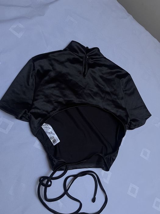 Koszulka wiązana z odkrytymi plecami