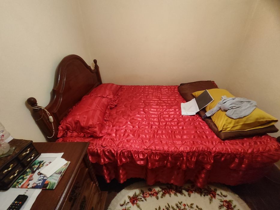 Cama, cómoda, espelho e cadeira