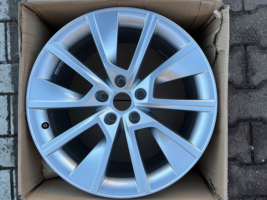 Felga 8,5x18 ET41 Skoda Superb 3V0 oryginał
