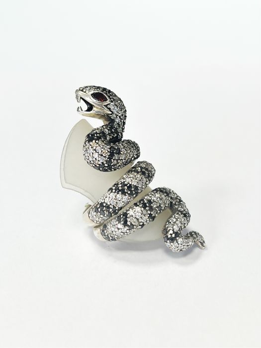 Anel de prata em forma de cobra com pedras