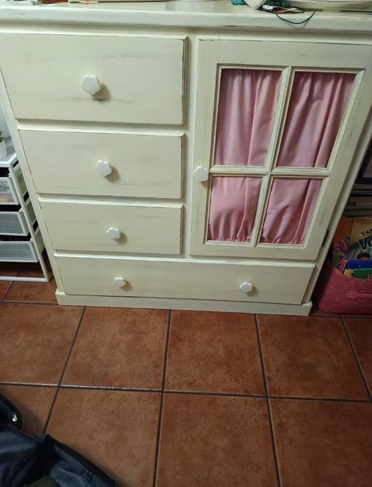 Conjunto de mobilia completo de madeira de boa qualidade em decapé