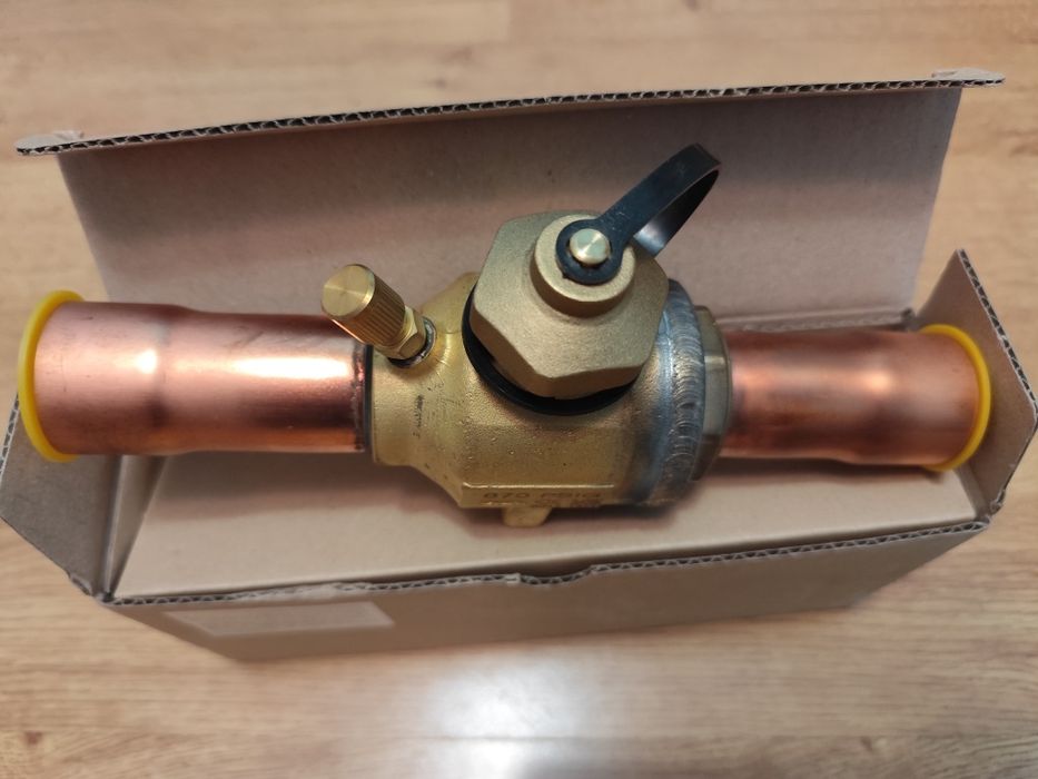 Henry 3/8" Кран кульовий пiд пайку с клапаном Шредера(938511)