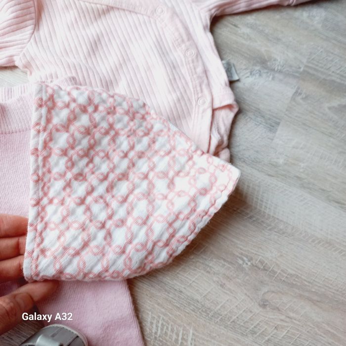 Zestaw wcześniak body rajstopy next 44 muślinowy śliniak buciki