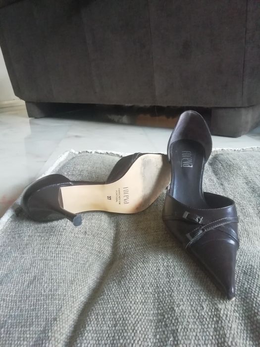 Sapatos salto agulha, marca Foreva, cor castanha,