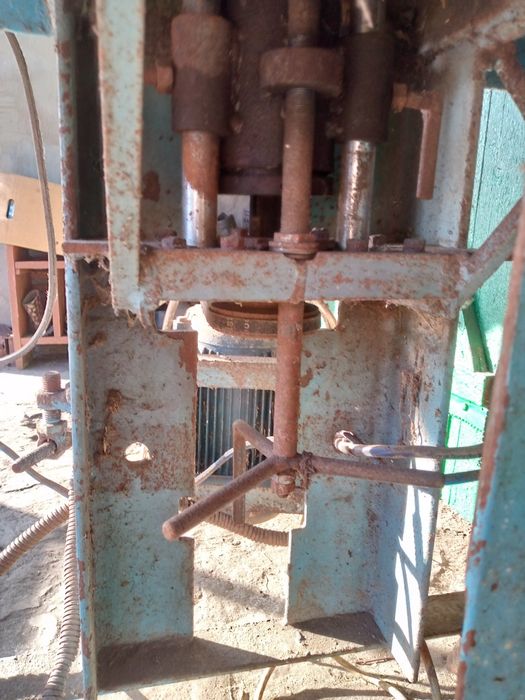 Продам фрезерний станок по дереву