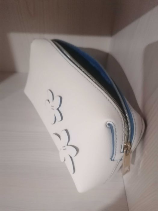 Kosmetyczka biała w kwiatki firmy "Estee Lauder" inne kosmetyczki