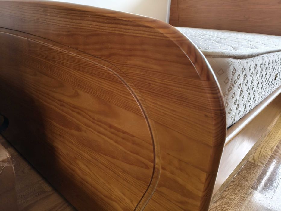 Cama robusta de madeira com colchão ortopédico e 1 móvel de suporte