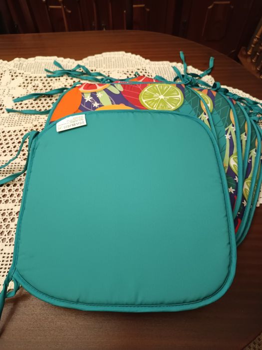 Almofadas novas para cadeiras