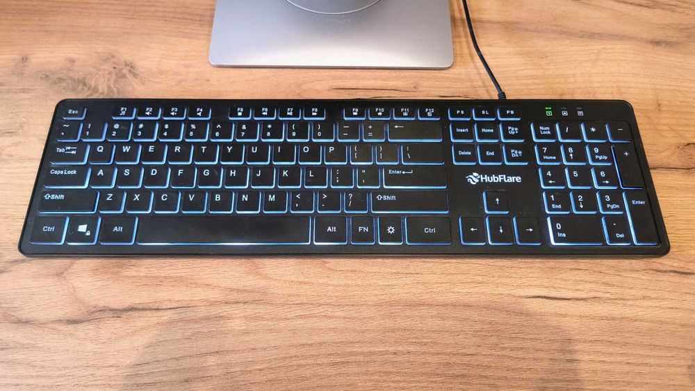 Zestaw komputer z monitorem, klawiaturą i myszką