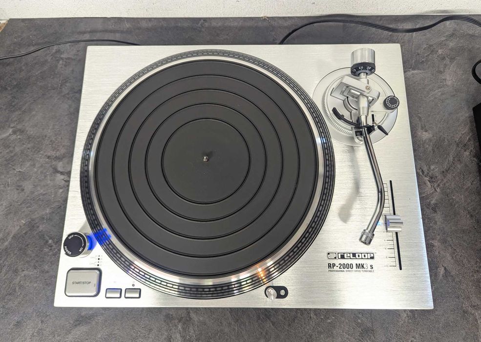 Програвач платівок Reloop RP-2000 MK3s.