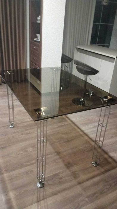 Продам стікляний стіл в ідеальному стані