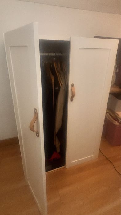 Roupeiro com varão para casacos